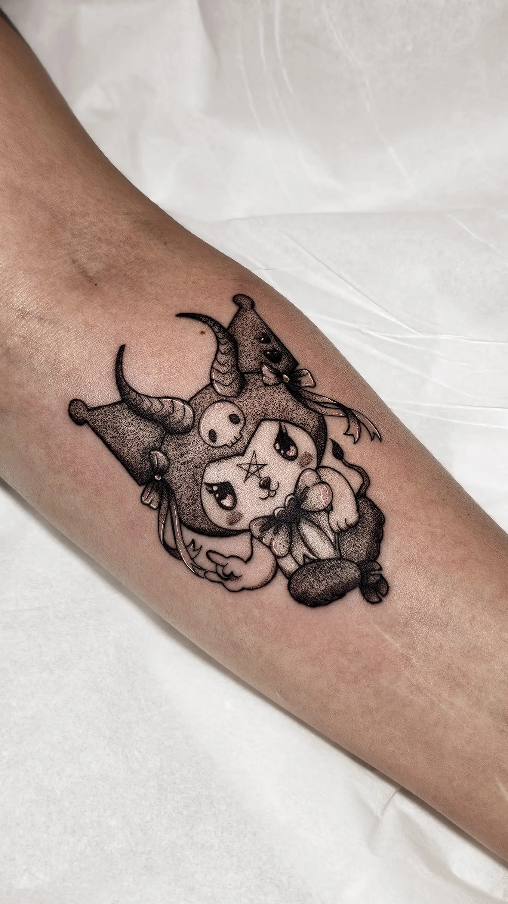 Kuromi Baphomet — Fine Line por Julia Pedrozo